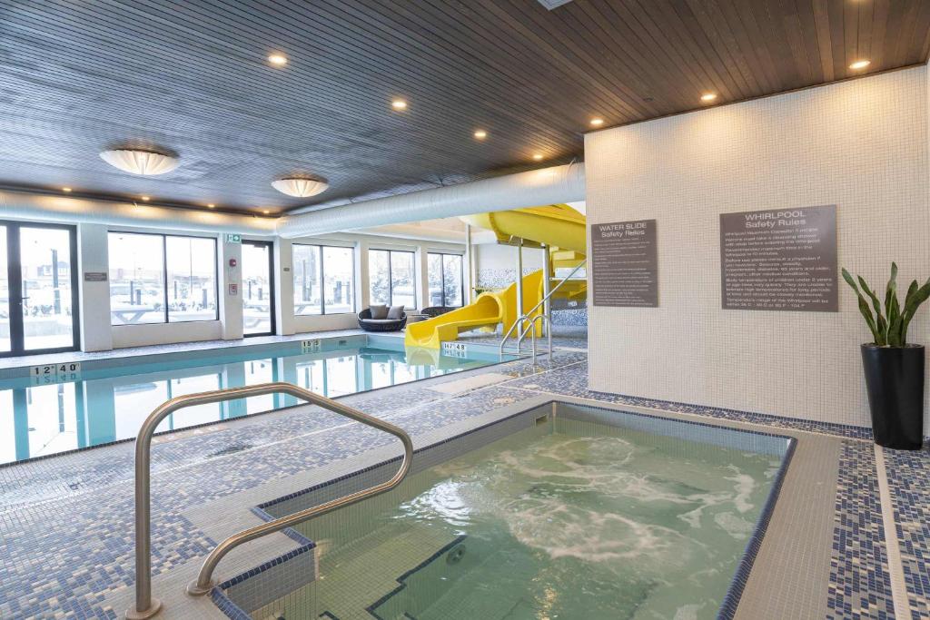 Bazén v ubytování Sandman Signature Sherwood Park Hotel nebo v jeho okolí
