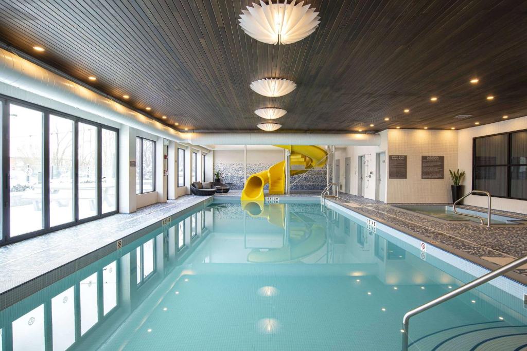 Bazén v ubytování Sandman Signature Sherwood Park Hotel nebo v jeho okolí