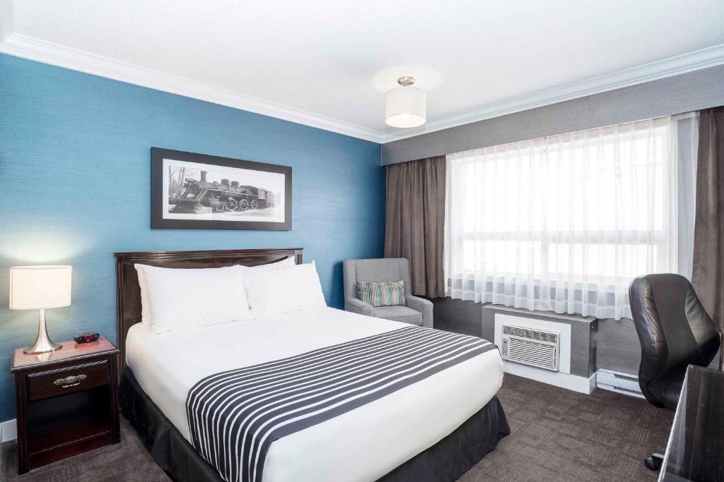 เตียงในห้องที่ Sandman Hotel & Suites Prince George