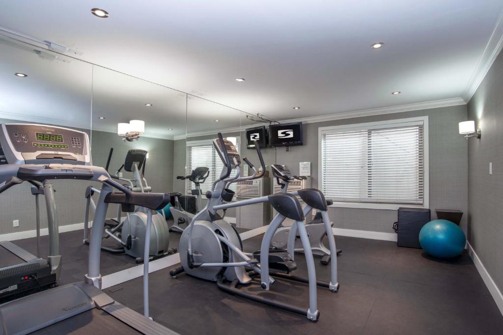 Fitness centrum a/nebo fitness zařízení v ubytování Sandman Hotel Vernon