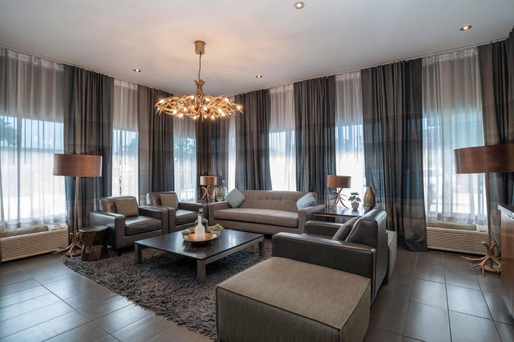 Posezení v ubytování Sandman Hotel Vernon