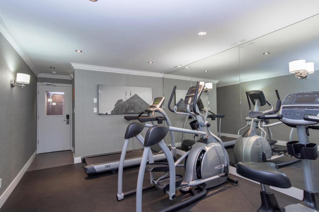 Fitness centrum a/nebo fitness zařízení v ubytování Sandman Hotel Vernon