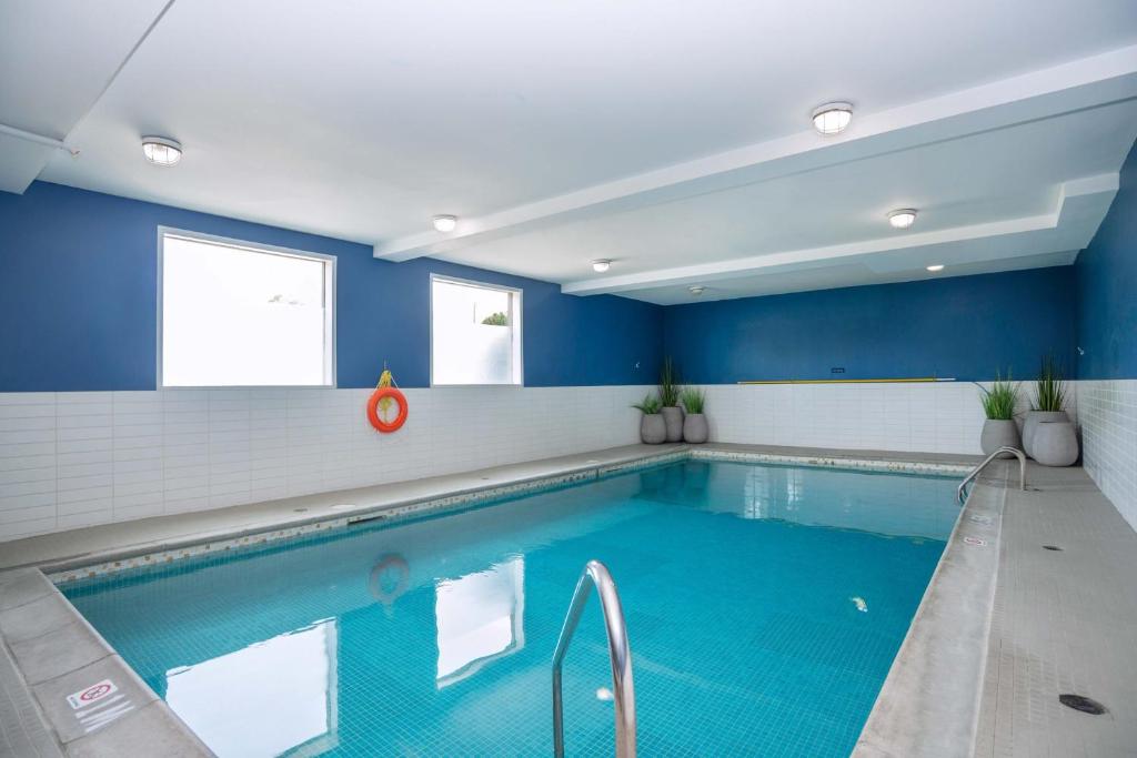 Bazén v ubytování Sandman Hotel Vernon nebo v jeho okolí