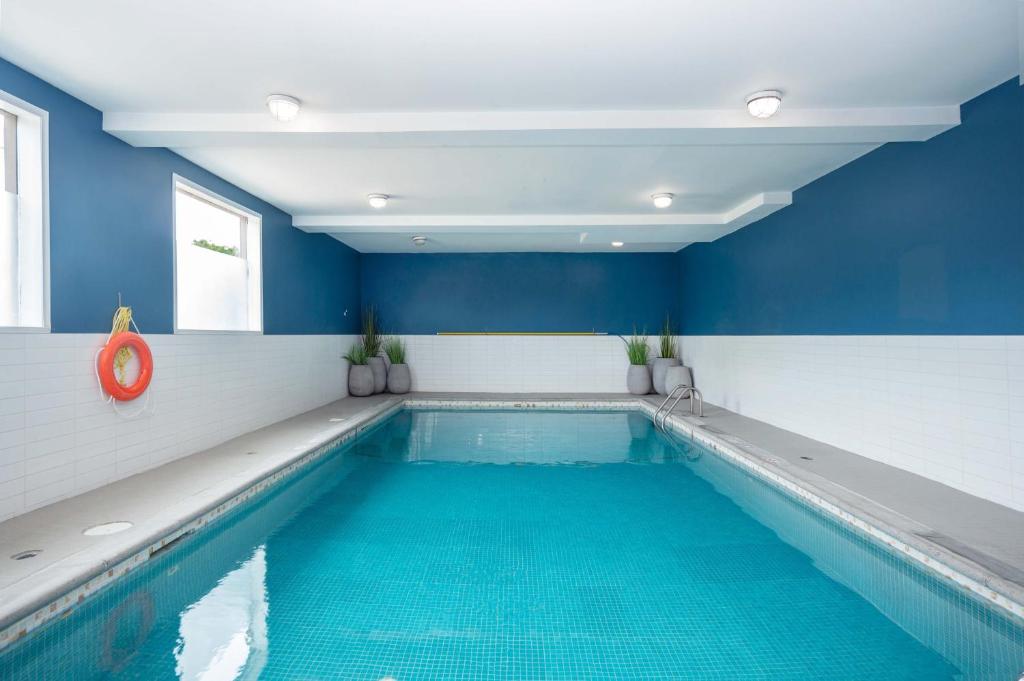 Bazén v ubytování Sandman Hotel Vernon nebo v jeho okolí