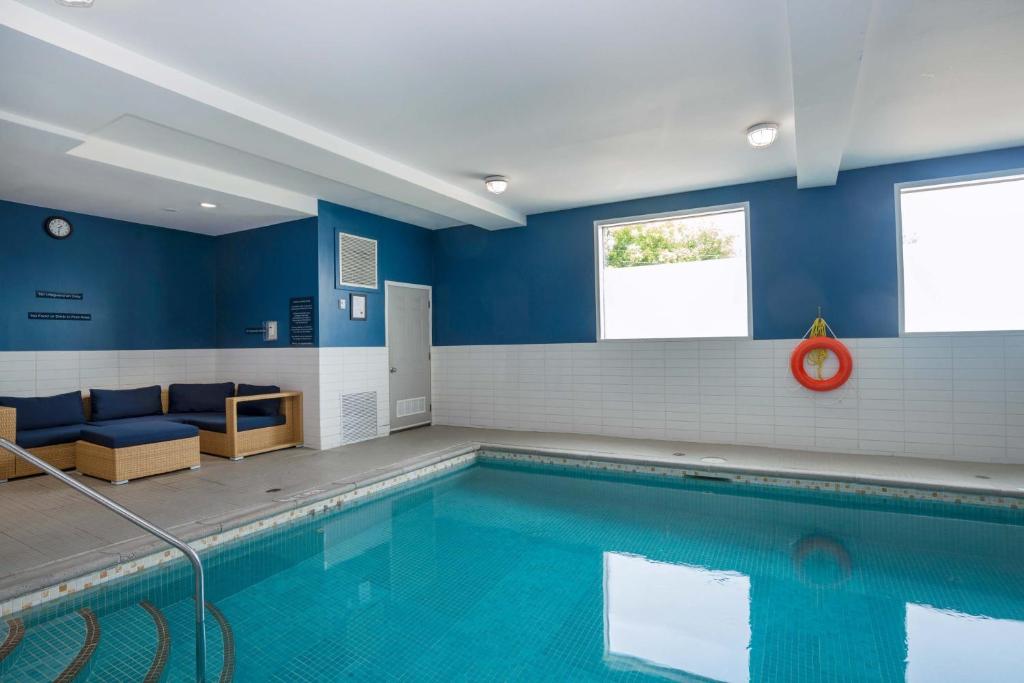 Bazén v ubytování Sandman Hotel Vernon nebo v jeho okolí