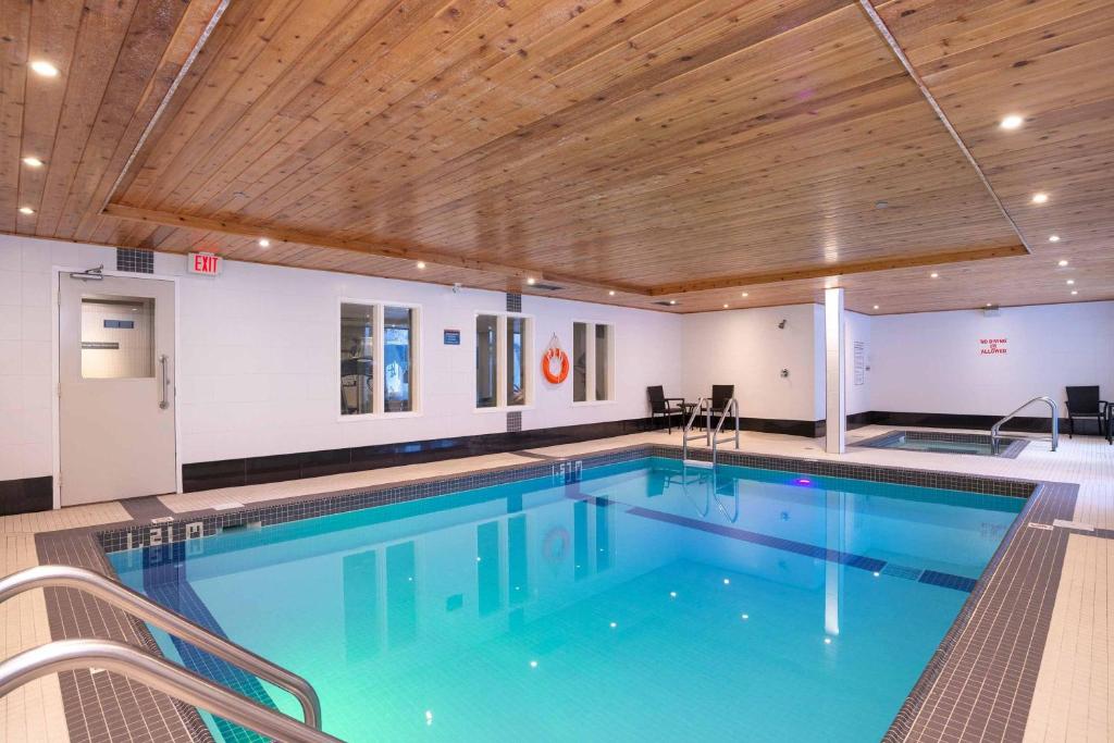 Bazén v ubytování Sandman Hotel & Suites Calgary South nebo v jeho okolí
