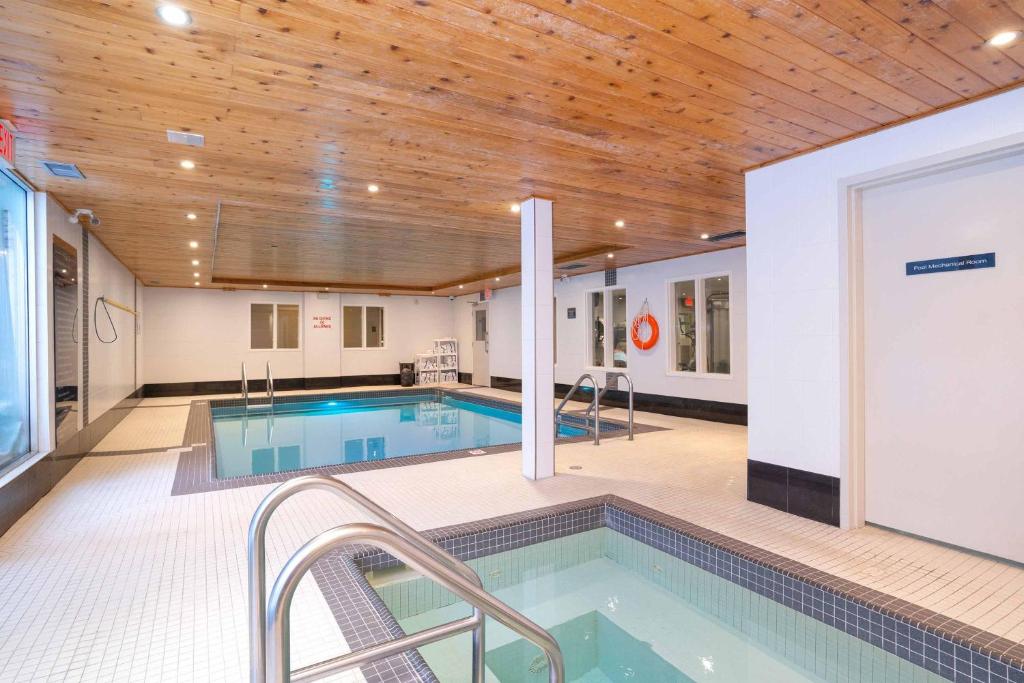 Bazén v ubytování Sandman Hotel & Suites Calgary South nebo v jeho okolí