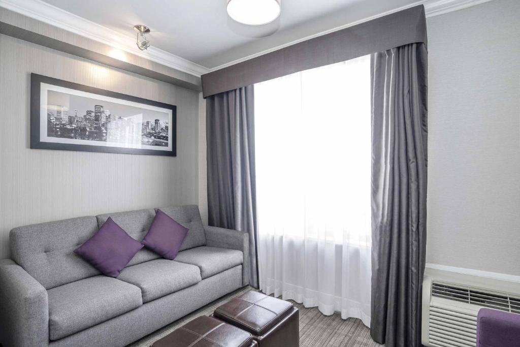 Posezení v ubytování Sandman Hotel & Suites Calgary South