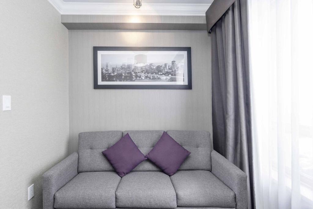 Posezení v ubytování Sandman Hotel & Suites Calgary South