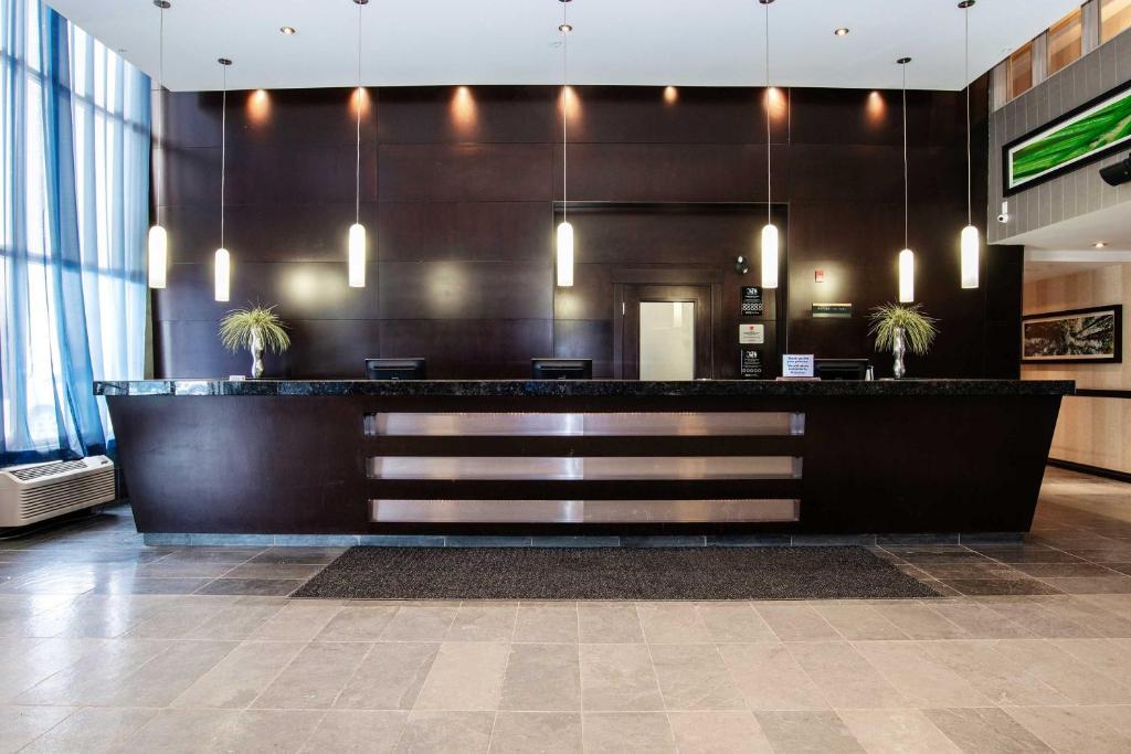Vstupní hala nebo recepce v ubytování Sandman Hotel & Suites Calgary West