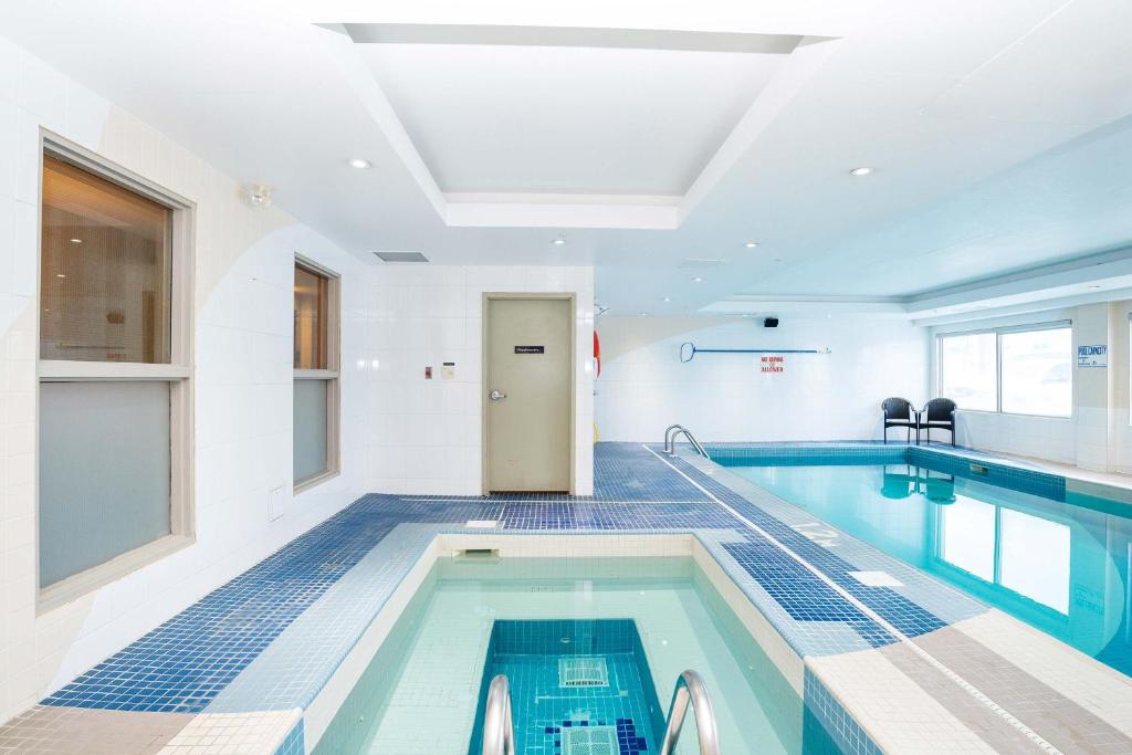 Bazén v ubytování Sandman Hotel & Suites Calgary West nebo v jeho okolí