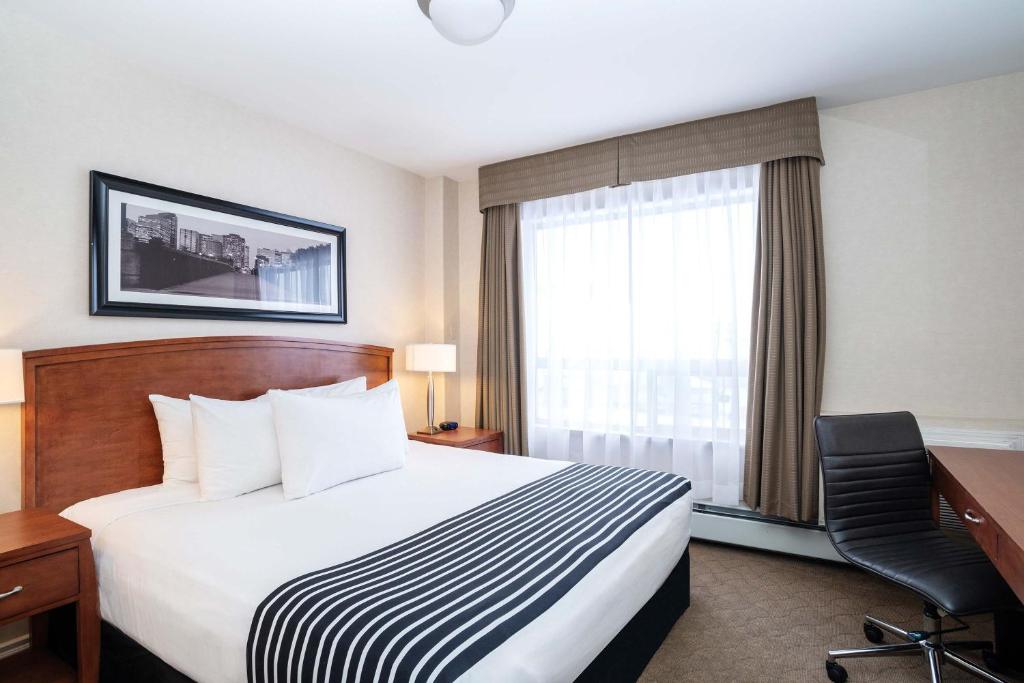 Postel nebo postele na pokoji v ubytování Sandman Hotel & Suites Calgary West