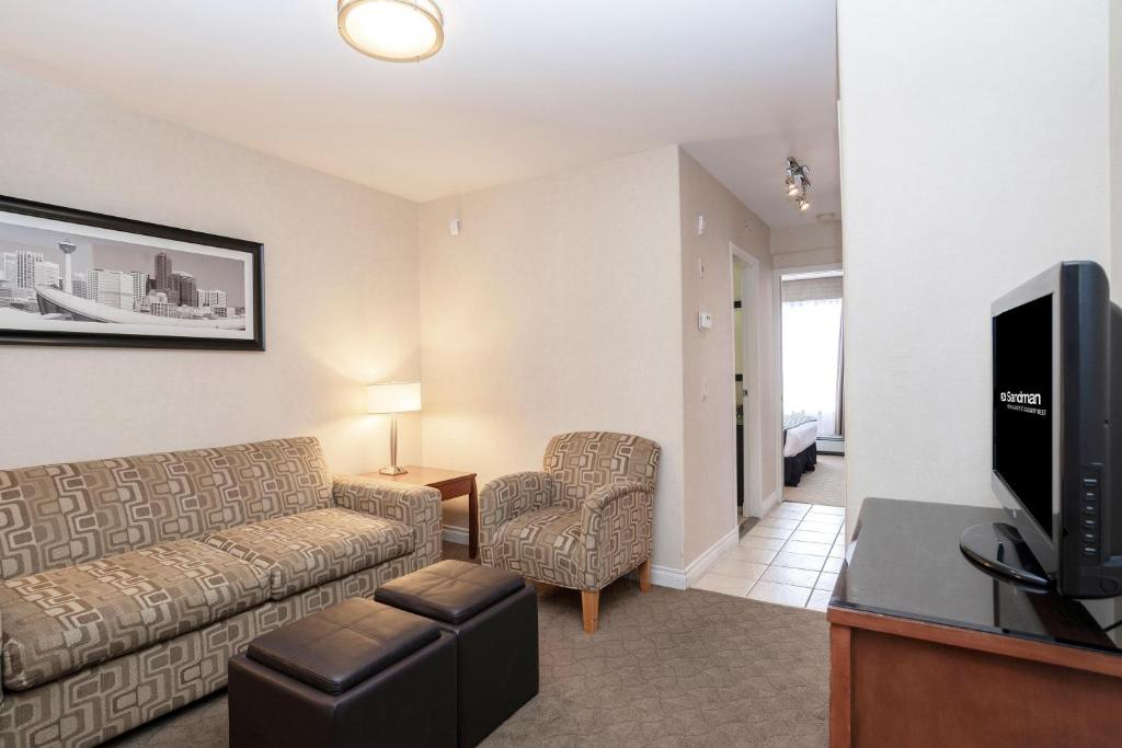 TV a/nebo společenská místnost v ubytování Sandman Hotel & Suites Calgary West