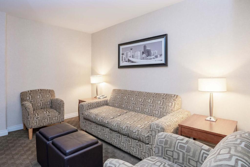Posezení v ubytování Sandman Hotel & Suites Calgary West