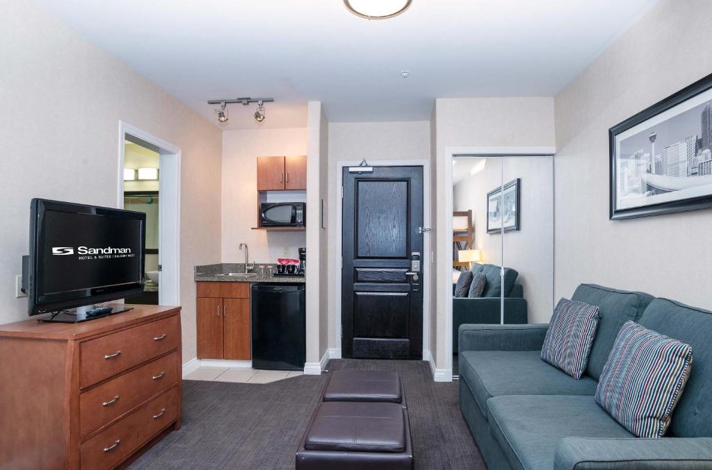 TV a/nebo společenská místnost v ubytování Sandman Hotel & Suites Calgary West