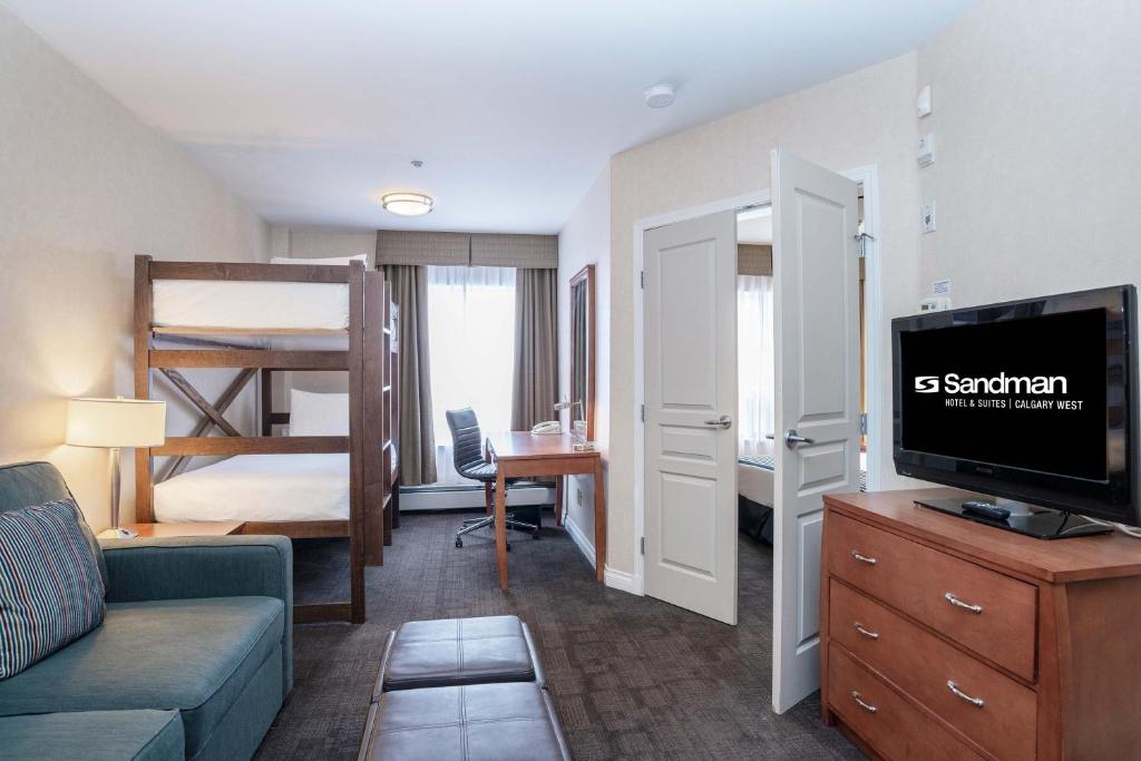 TV a/nebo společenská místnost v ubytování Sandman Hotel & Suites Calgary West