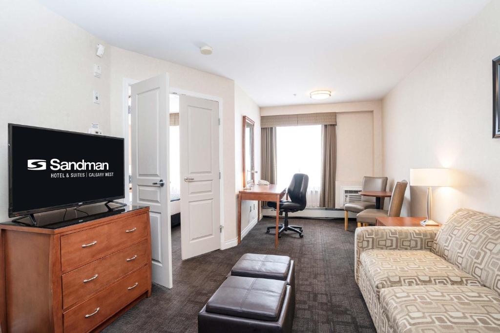 TV a/nebo společenská místnost v ubytování Sandman Hotel & Suites Calgary West