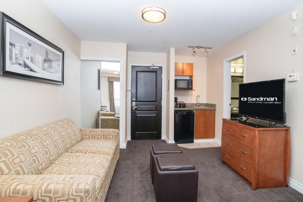 TV a/nebo společenská místnost v ubytování Sandman Hotel & Suites Calgary West