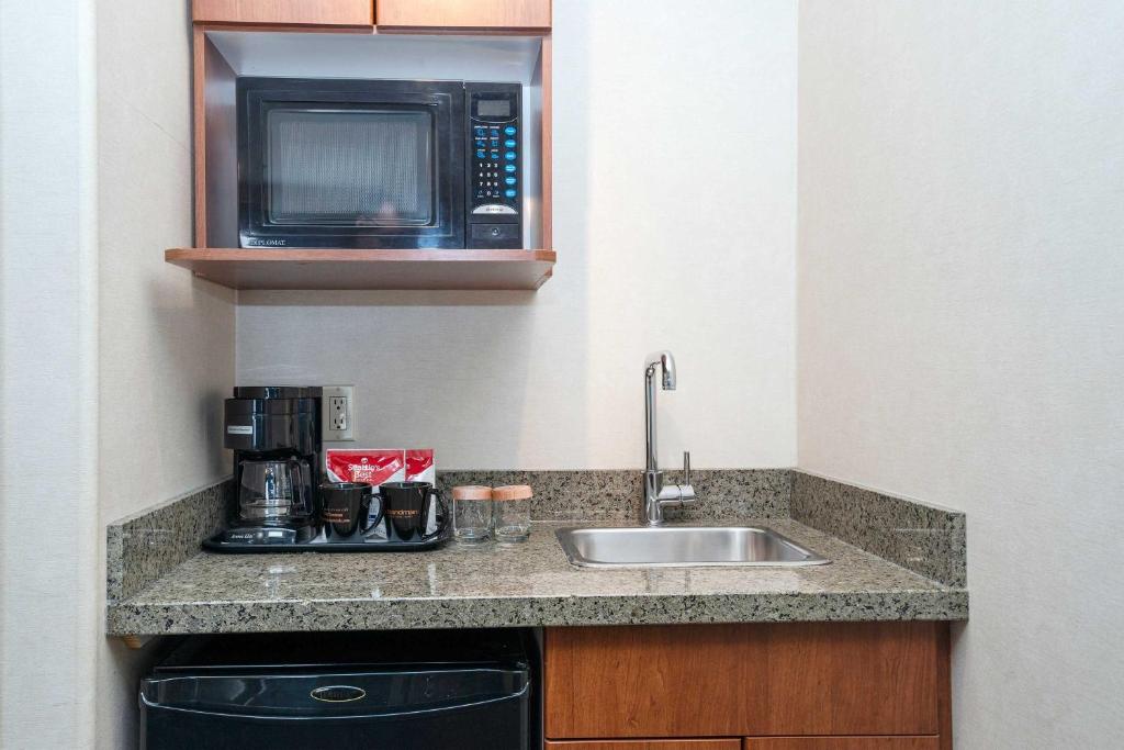Kuchyň nebo kuchyňský kout v ubytování Sandman Hotel & Suites Calgary West