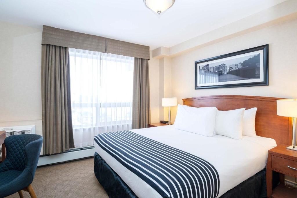 Postel nebo postele na pokoji v ubytování Sandman Hotel & Suites Calgary West