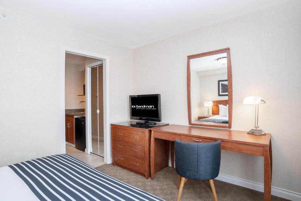TV a/nebo společenská místnost v ubytování Sandman Hotel & Suites Calgary West