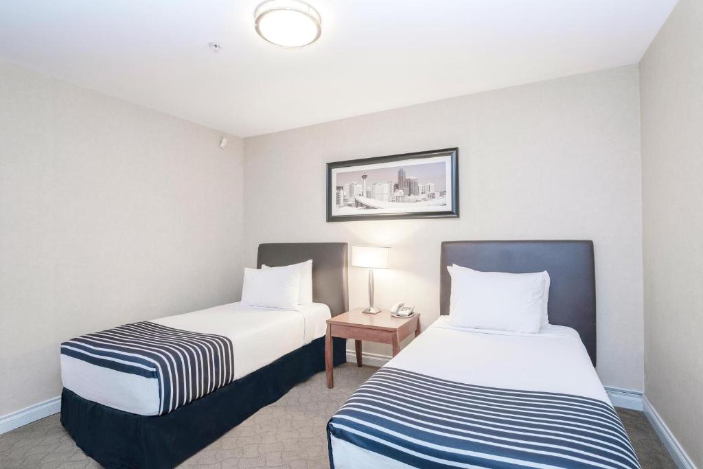 Postel nebo postele na pokoji v ubytování Sandman Hotel & Suites Calgary West