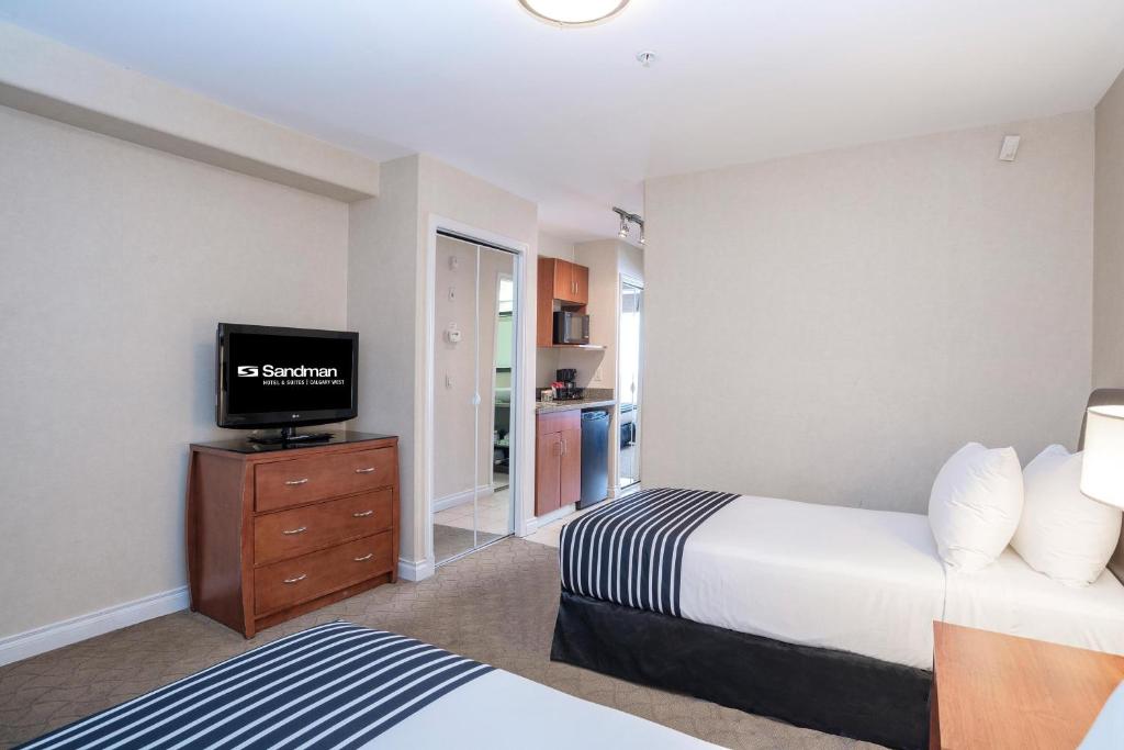 Postel nebo postele na pokoji v ubytování Sandman Hotel & Suites Calgary West