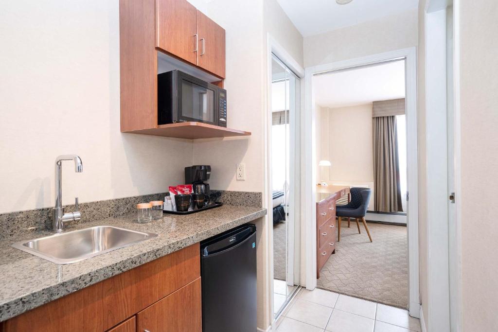 Kuchyň nebo kuchyňský kout v ubytování Sandman Hotel & Suites Calgary West