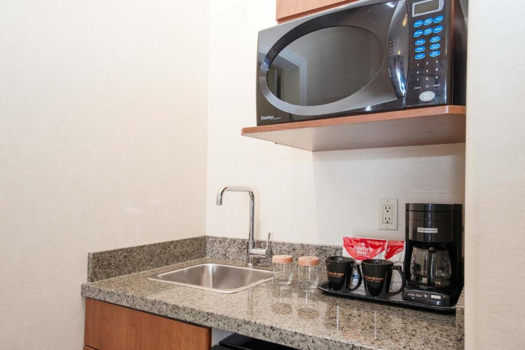 Kuchyň nebo kuchyňský kout v ubytování Sandman Hotel & Suites Calgary West