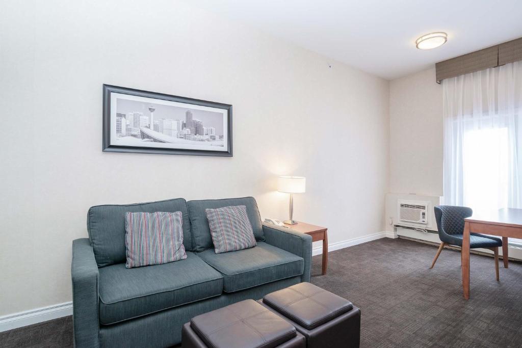 Posezení v ubytování Sandman Hotel & Suites Calgary West