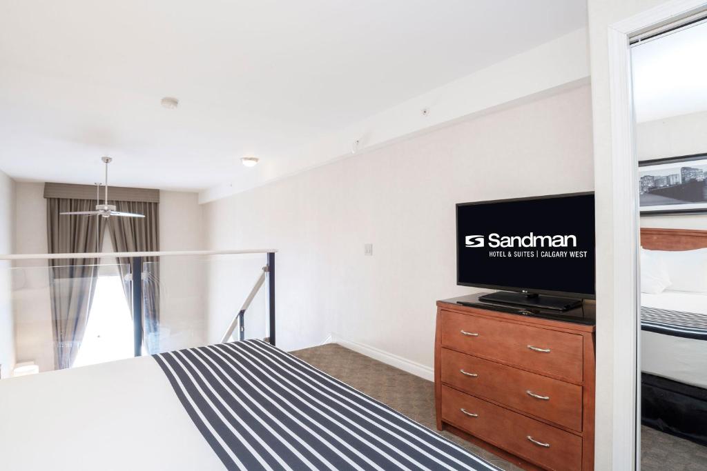 TV a/nebo společenská místnost v ubytování Sandman Hotel & Suites Calgary West