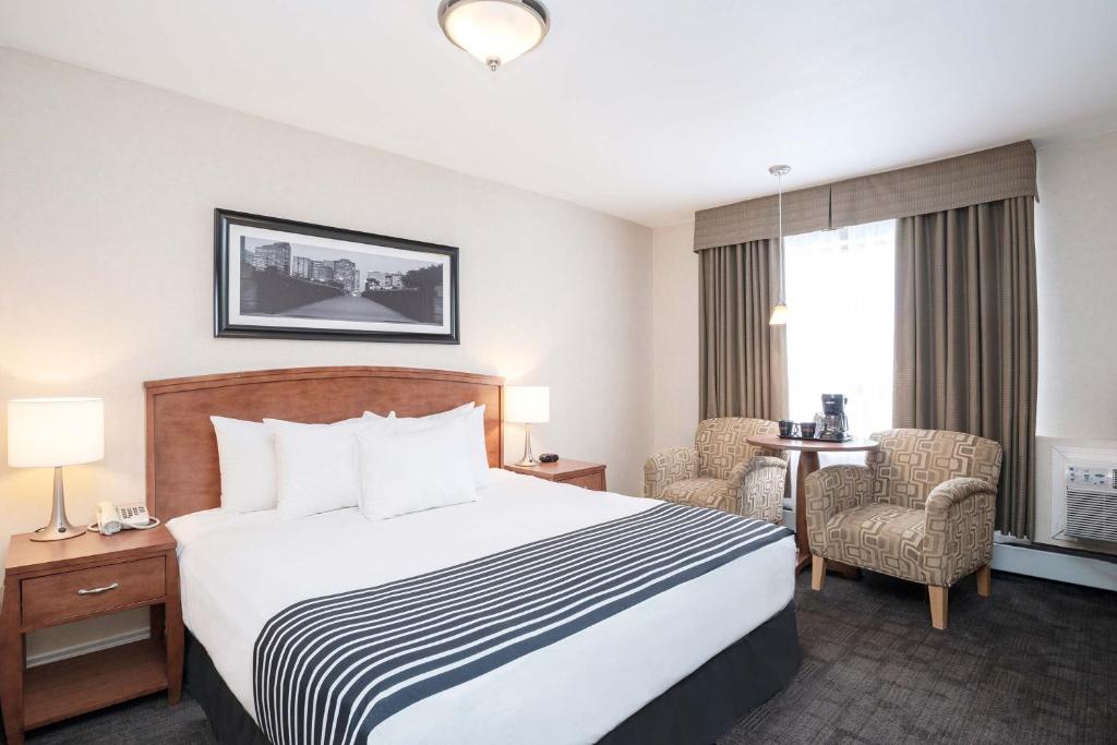 Postel nebo postele na pokoji v ubytování Sandman Hotel & Suites Calgary West