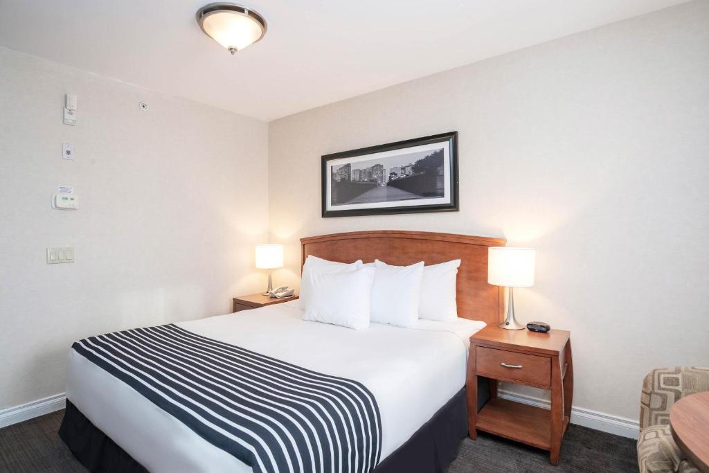 Postel nebo postele na pokoji v ubytování Sandman Hotel & Suites Calgary West