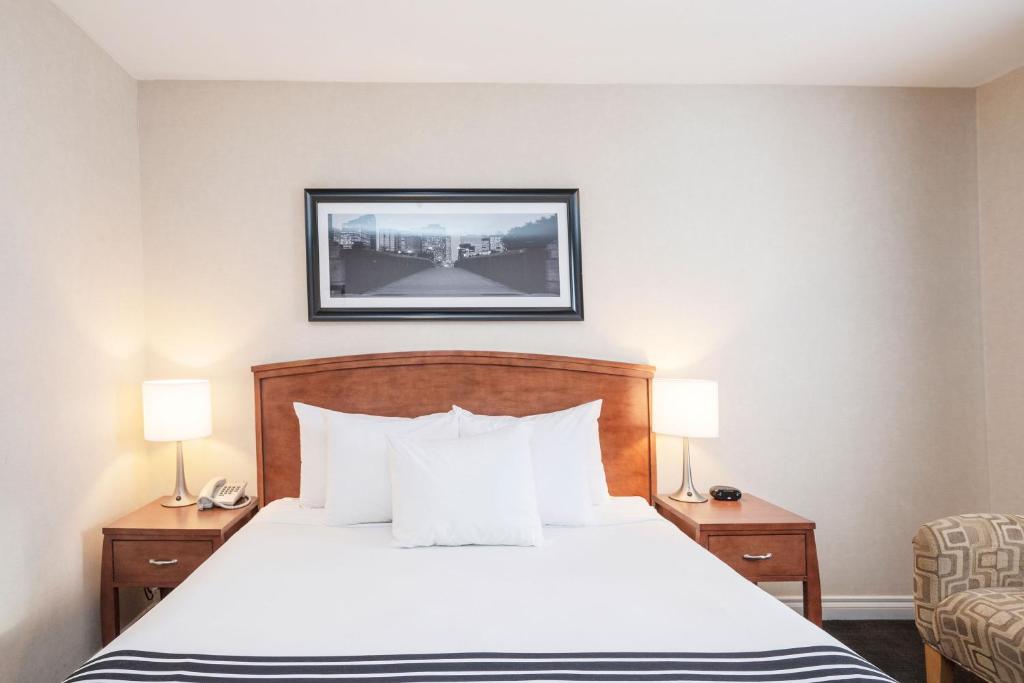 Postel nebo postele na pokoji v ubytování Sandman Hotel & Suites Calgary West