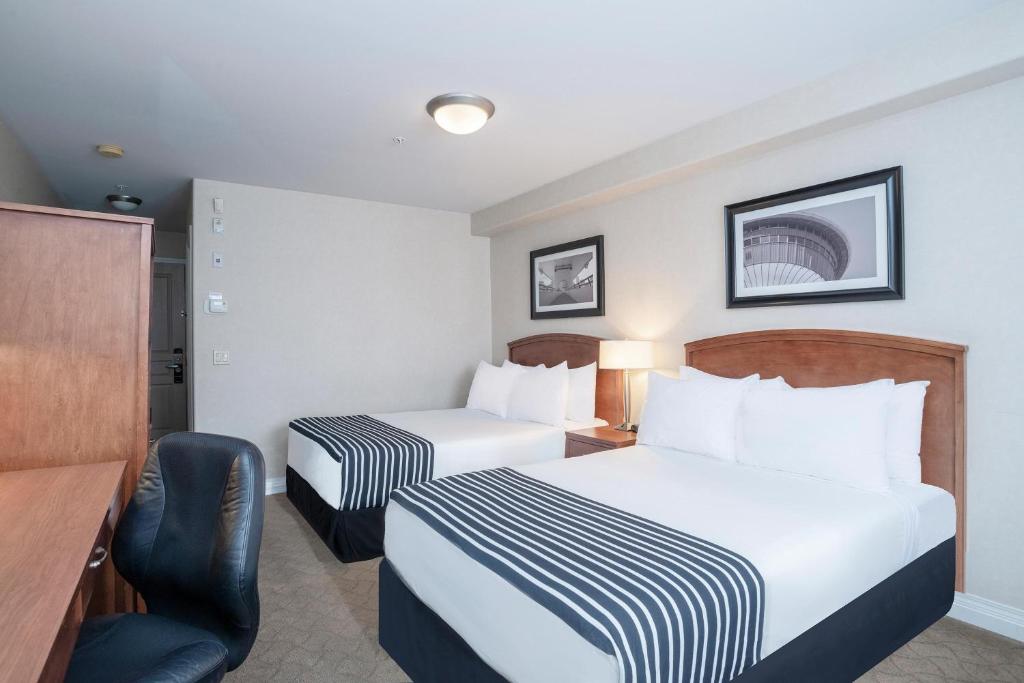 Postel nebo postele na pokoji v ubytování Sandman Hotel & Suites Calgary West