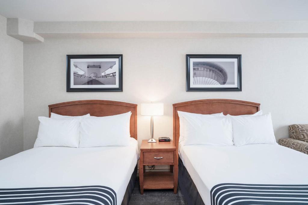 Postel nebo postele na pokoji v ubytování Sandman Hotel & Suites Calgary West
