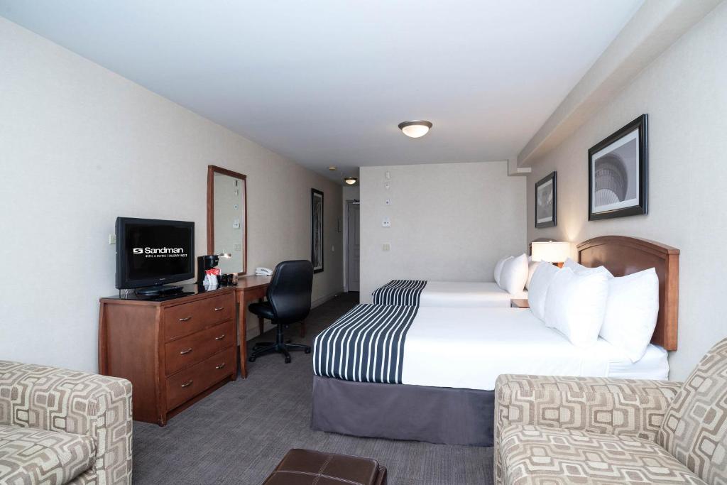 Postel nebo postele na pokoji v ubytování Sandman Hotel & Suites Calgary West