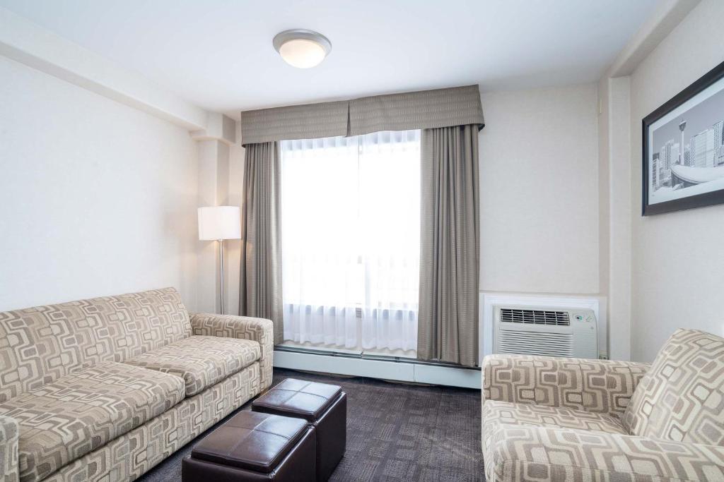Posezení v ubytování Sandman Hotel & Suites Calgary West