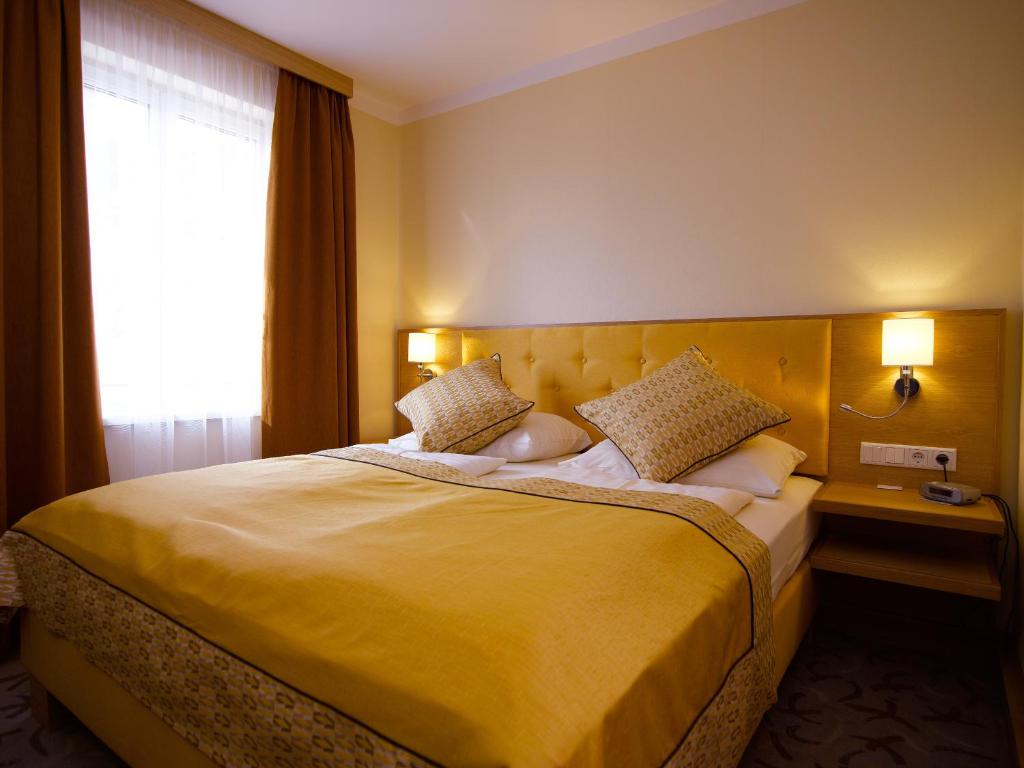 Una cama o camas en una habitación de Hotel Drei Raben