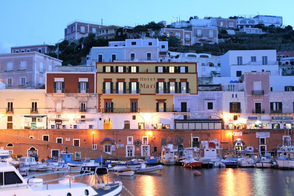 un grupo de barcos están atracados en un puerto deportivo en Locanda Mari, en Ponza