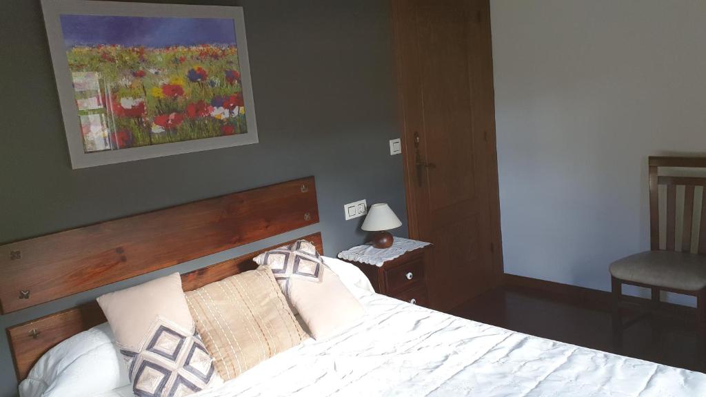 A bed or beds in a room at Casa Rural El Bellucu