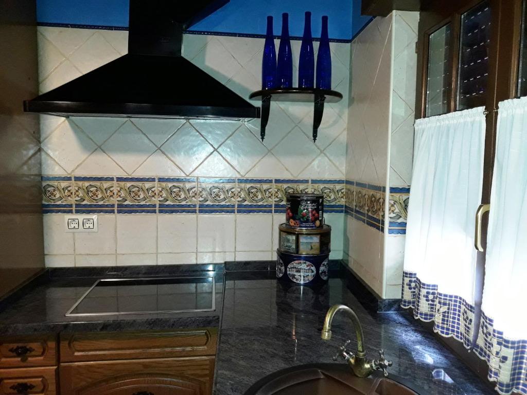 A kitchen or kitchenette at Casa Rural El Bellucu
