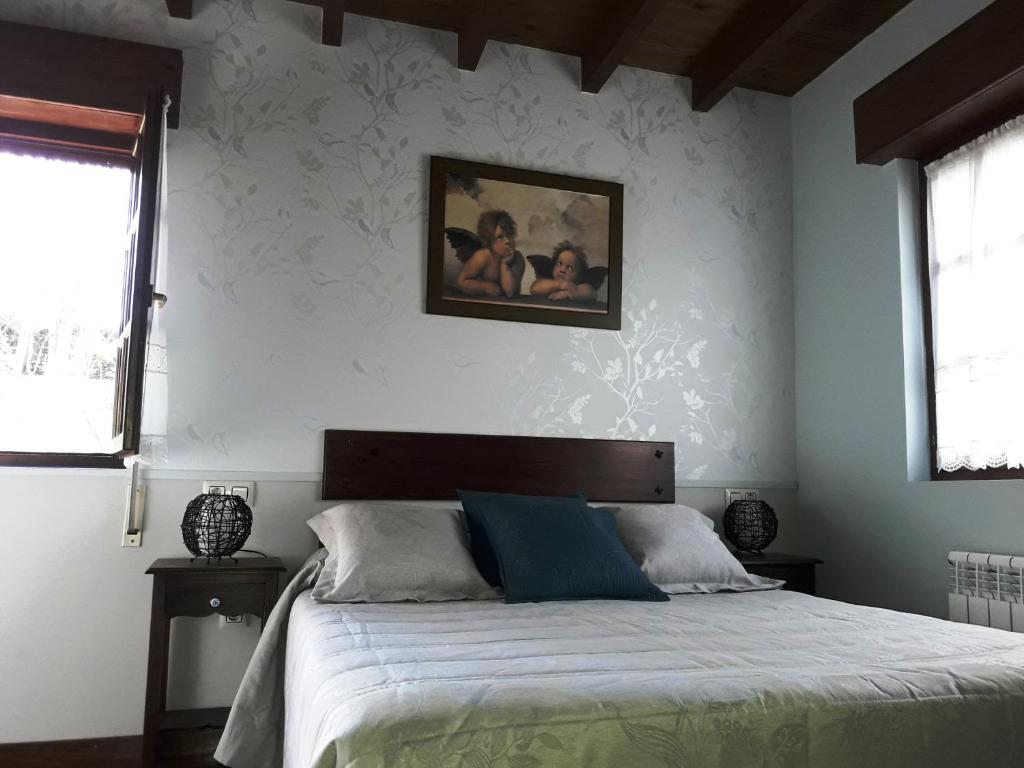 A bed or beds in a room at Casa Rural El Bellucu
