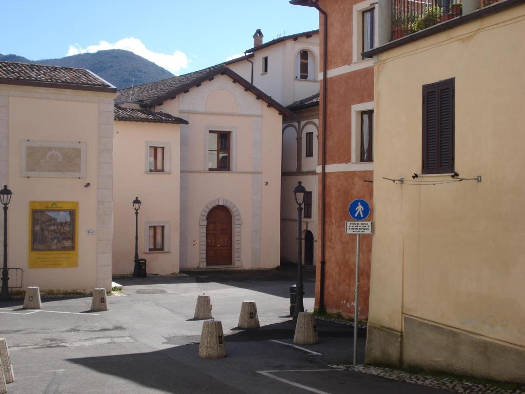 un grupo de edificios y carteles callejeros en un estacionamiento en La Casetta dei Sogni, en Rieti