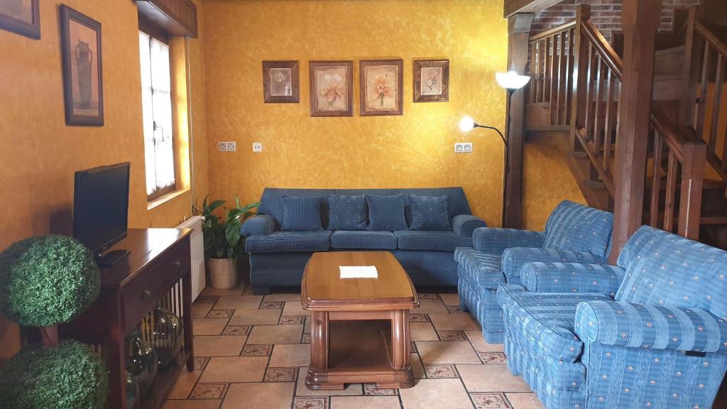 A seating area at Casa Rural El Bellucu