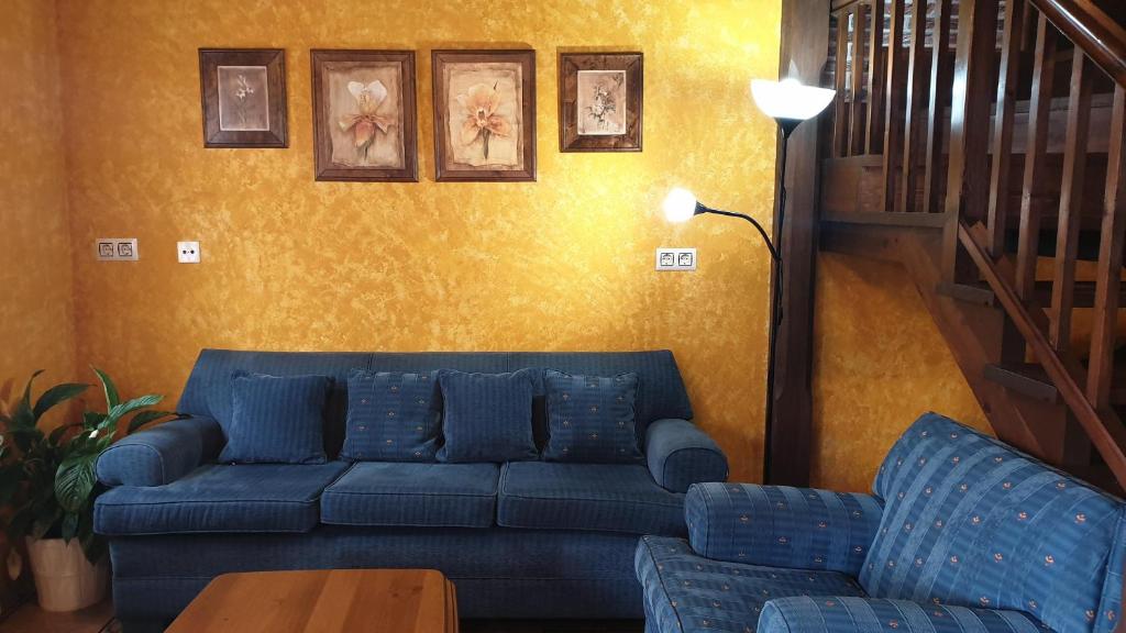 A seating area at Casa Rural El Bellucu