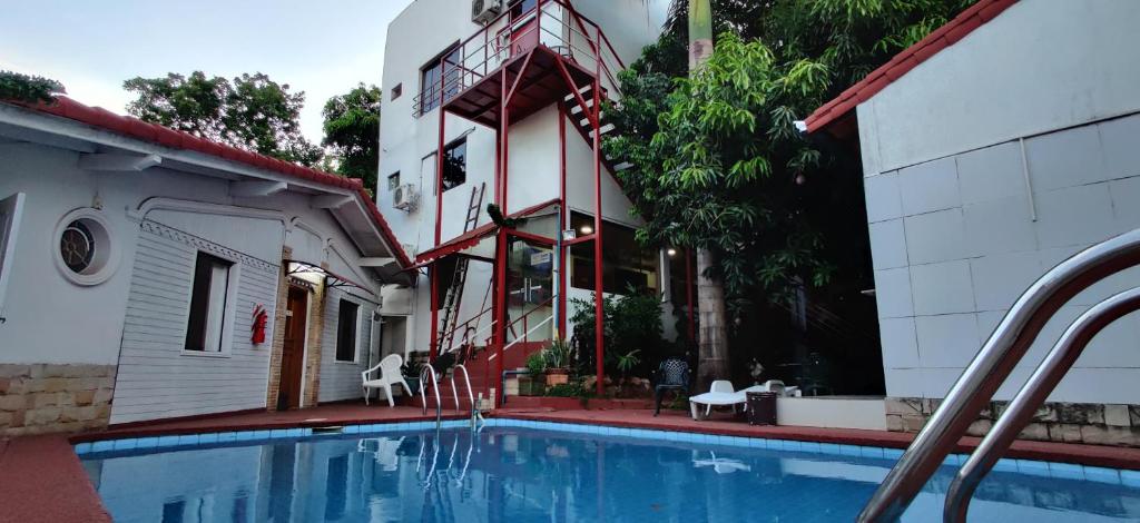 Bazén v ubytování ApartHotel Maison Suisse nebo v jeho okolí