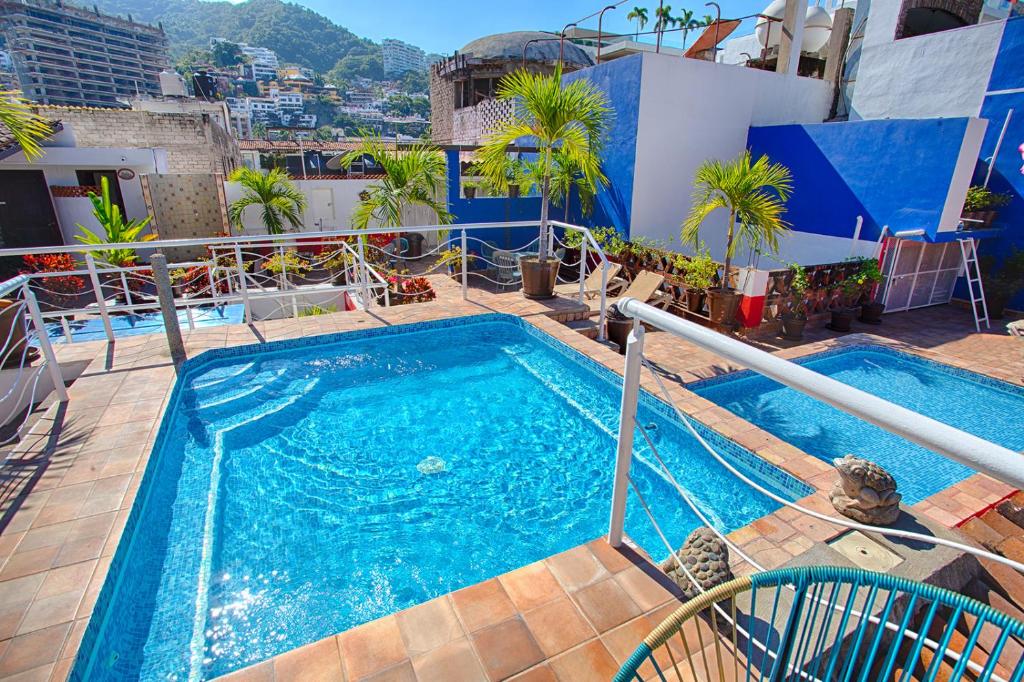 una piscina en la azotea de un edificio en La Iguana Vallarta LGBT - Romantic Zone - Party Clubbing Street en Puerto Vallarta