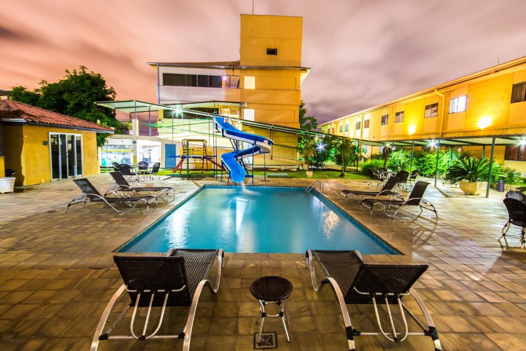 a swimming pool with a slide in a building at Hotel Nacional Inn Sorocaba in Sorocaba