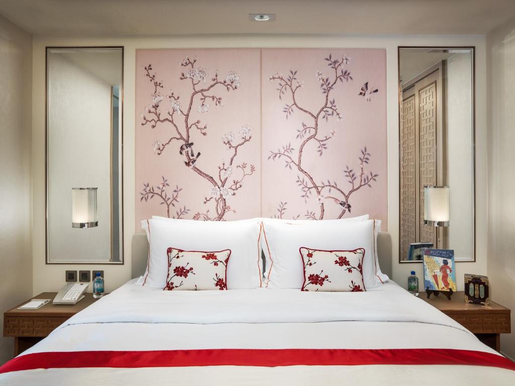 
A bed or beds in a room at The Pottinger Hong Kong
